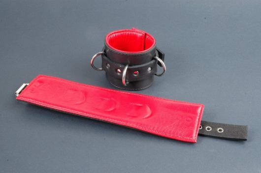 Поддвернутые чёрные наручники с застежкой-ремешком и красной изнанкой - Beastly - купить с доставкой в Москве