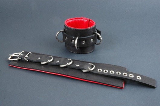 Поддвернутые чёрные наручники с застежкой-ремешком и красной изнанкой - Beastly - купить с доставкой в Москве