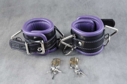 Подвёрнутые кожаные наручники с фиолетовым подкладом - Beastly - купить с доставкой в Москве