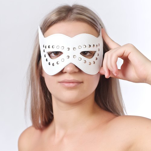 Белая маска на глаза с разрезами и заклепками - Sitabella - купить с доставкой в Москве