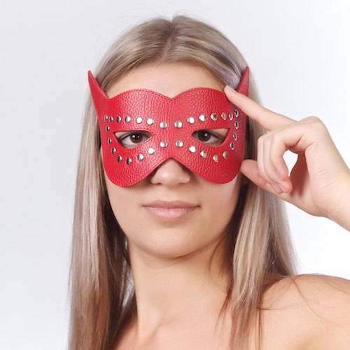 Красная маска на глаза с разрезами и заклепками - Sitabella - купить с доставкой в Москве
