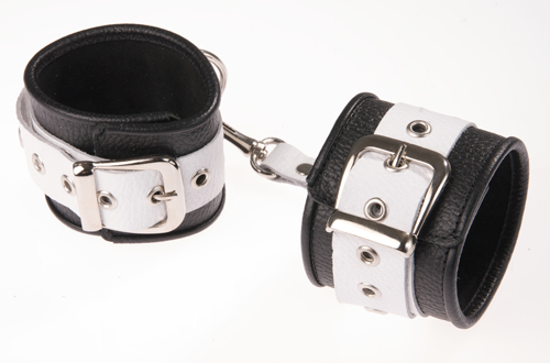Чёрно-белые кожаные наручники с ремешком с двумя карабинами - Sitabella - купить с доставкой в Москве