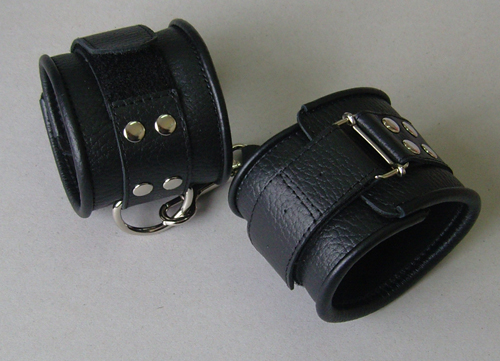 Чёрные кожаные наручники с ремешком с двумя карабинами - Sitabella - купить с доставкой в Москве