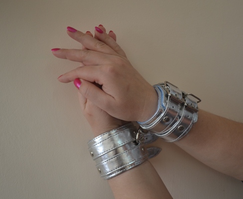 Серебристые наручники с коротким ремешком и никелированной фурнитурой - Sitabella - купить с доставкой в Москве