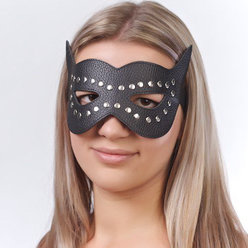 Чёрная кожаная маска с клёпками и прорезями для глаз - Sitabella - купить с доставкой в Москве