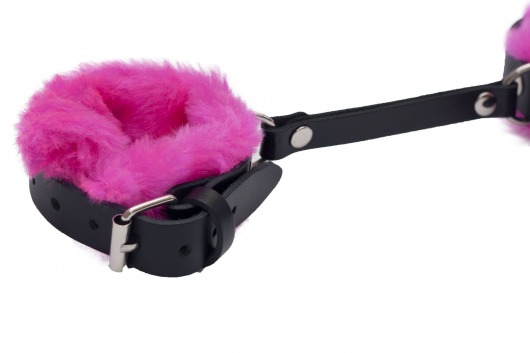 Черные базовые наручники из кожи с розовой опушкой - Лунный свет - купить с доставкой в Москве
