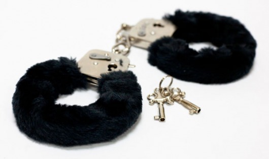 Меховые черные наручники с ключами - Toy Joy - купить с доставкой в Москве