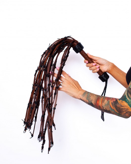 Коричневый флоггер Scandal из натуральной кожи - 78 см. - Scandal - купить с доставкой в Москве