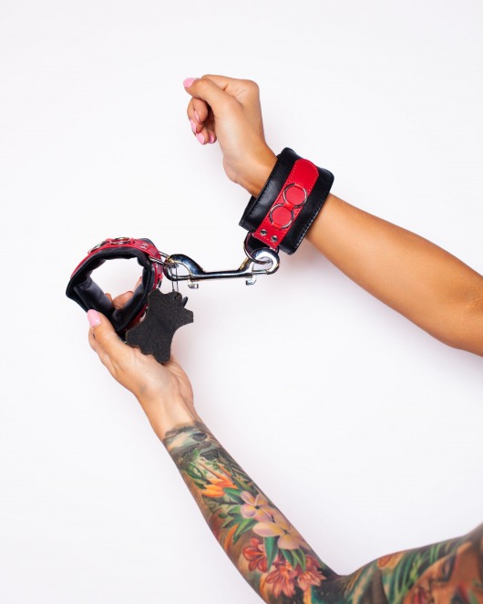 Черно-красные наручники Scandal из натуральной кожи со стальным соединителем - Scandal - купить с доставкой в Москве