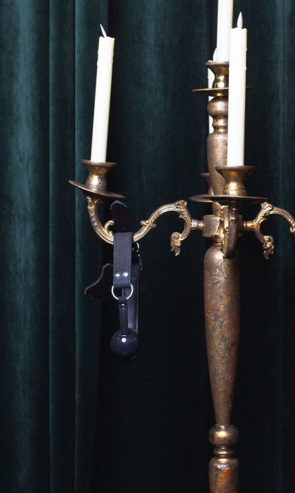 Черный силиконовый кляп-шар Scandal с ремешком из натуральной кожи - Scandal - купить с доставкой в Москве