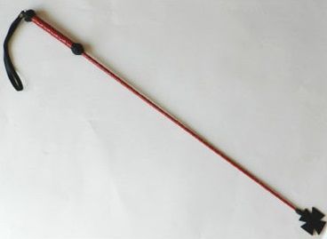Плетеный длинный красный лаковый стек с наконечником-крестом - 85 см. - Подиум - купить с доставкой в Москве