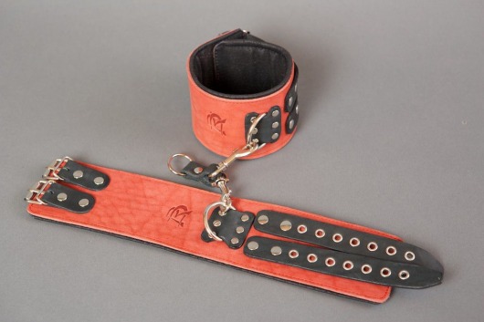 Широкие красные наручники из кожи на чёрных ремешках - Подиум - купить с доставкой в Москве