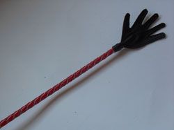 Короткий красный плетеный стек с наконечником-ладошкой - 70 см. - Подиум - купить с доставкой в Москве