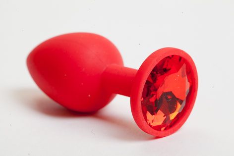 Красная силиконовая анальная пробка с красным стразом - 7,1 см. - 4sexdreaM - купить с доставкой в Москве