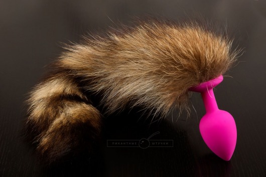Розовая силиконовая анальная пробка с хвостом енота - 6 см. - Пикантные штучки - купить с доставкой в Москве