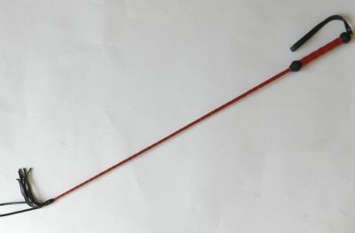 Плетеный длинный красный лаковый стек с наконечником-кисточкой - 85 см. - Подиум - купить с доставкой в Москве