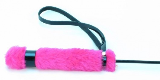Лаковый стек с розовой меховой ручкой - 64 см. - БДСМ Арсенал - купить с доставкой в Москве Лаковый стек с розовой меховой ручкой - 64 см. - БДСМ Арсенал - купить с доставкой в Москве