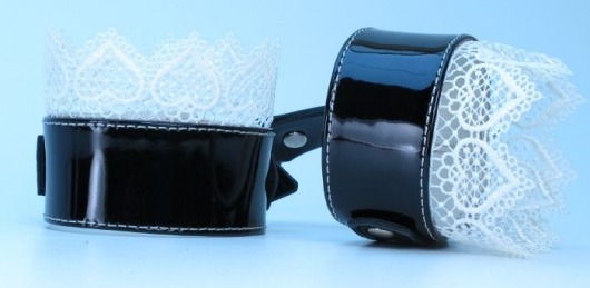 Изысканные чёрные наручники с белым кружевом - БДСМ Арсенал - купить с доставкой в Москве