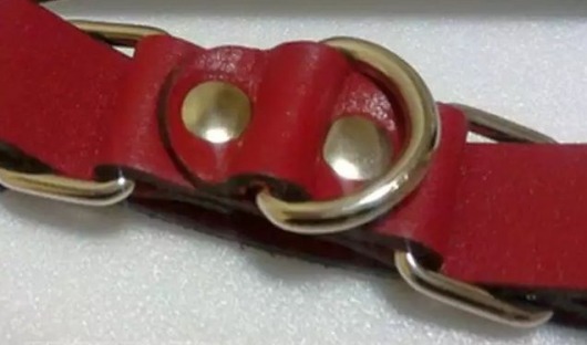 Красные ременные наручники с полукольцом - Подиум - купить с доставкой в Москве