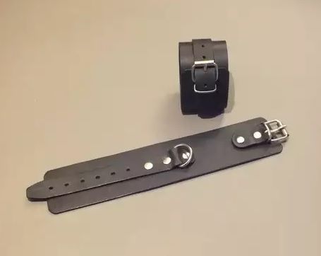 Широкие кожаные наручники универсального размера - Подиум - купить с доставкой в Москве