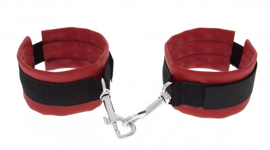 Красно-чёрные полиуретановые наручники Luxurious Handcuffs - Blush Novelties - купить с доставкой в Москве