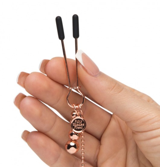 Золотистые зажимы для сосков и клитора All Sensation Nipple and Clitoral Chain - Fifty Shades of Grey - купить с доставкой в Москве