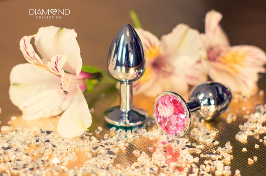 Большая серебристая анальная пробка Diamond Pink Sparkle Large с розовым кристаллом - 8 см. - Lola Games - купить с доставкой в Москве