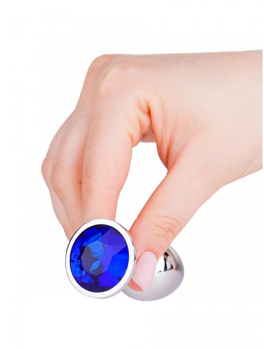 Серебристая анальная втулка с синим кристаллом - 7 см. - Джага-Джага - купить с доставкой в Москве