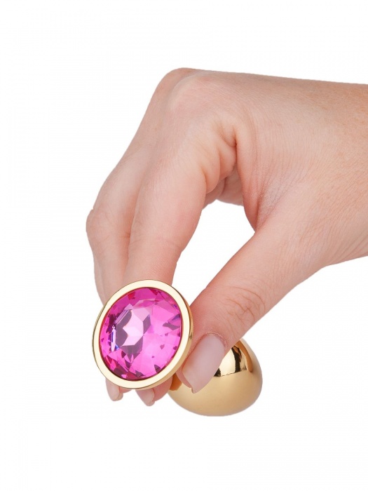 Золотистая анальная втулка с малиновым кристаллом - 7 см. - Джага-Джага - купить с доставкой в Москве