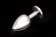 Маленькая серебристая анальная пробка с круглым кончиком и рубиновым кристаллом - 7 см. - Пикантные штучки - купить с доставкой в Москве